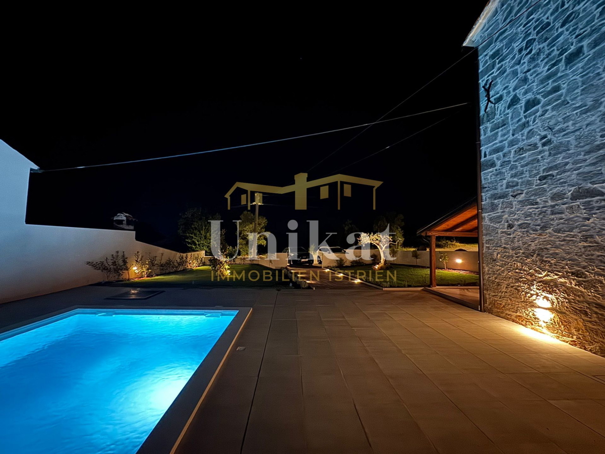 Casa in pietra ristrutturata con piscina